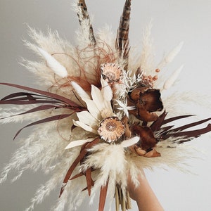 Boho bride bouquet with feathers & Beige, brown dried flowers - Unique wedding bouquet, Dried flower bridal bouquet for wedding