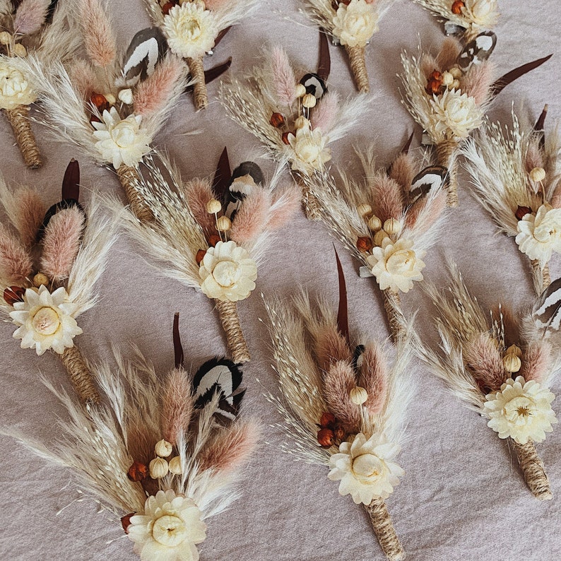 Groom Boutonniere with Feathers and Dried Flowers, Boho Wedding Floral Pin for Men imagen 2