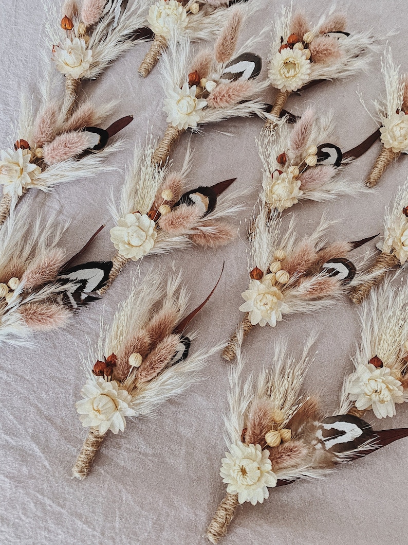 Groom Boutonniere with Feathers and Dried Flowers, Boho Wedding Floral Pin for Men imagen 1