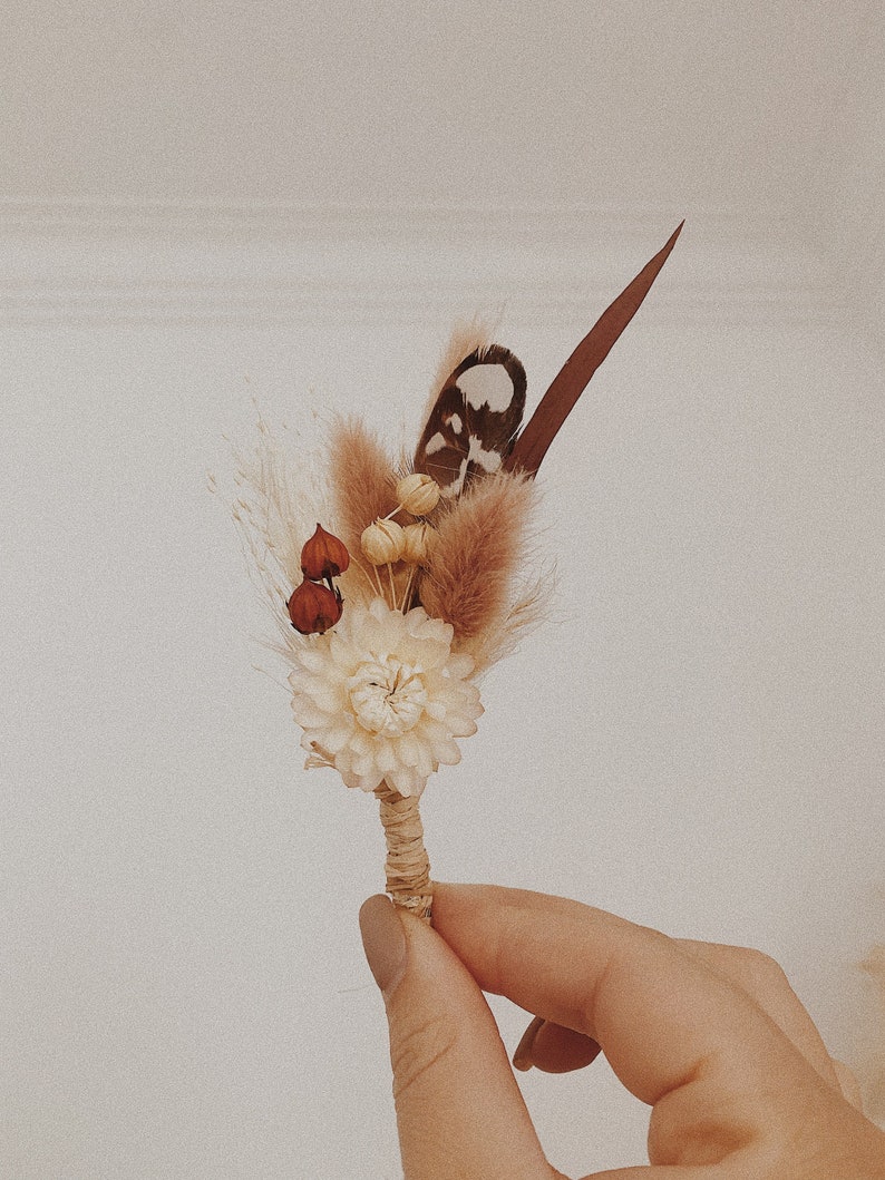 Groom Boutonniere with Feathers and Dried Flowers, Boho Wedding Floral Pin for Men imagen 4