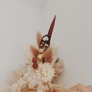 Groom Boutonniere with Feathers and Dried Flowers, Boho Wedding Floral Pin for Men imagen 5