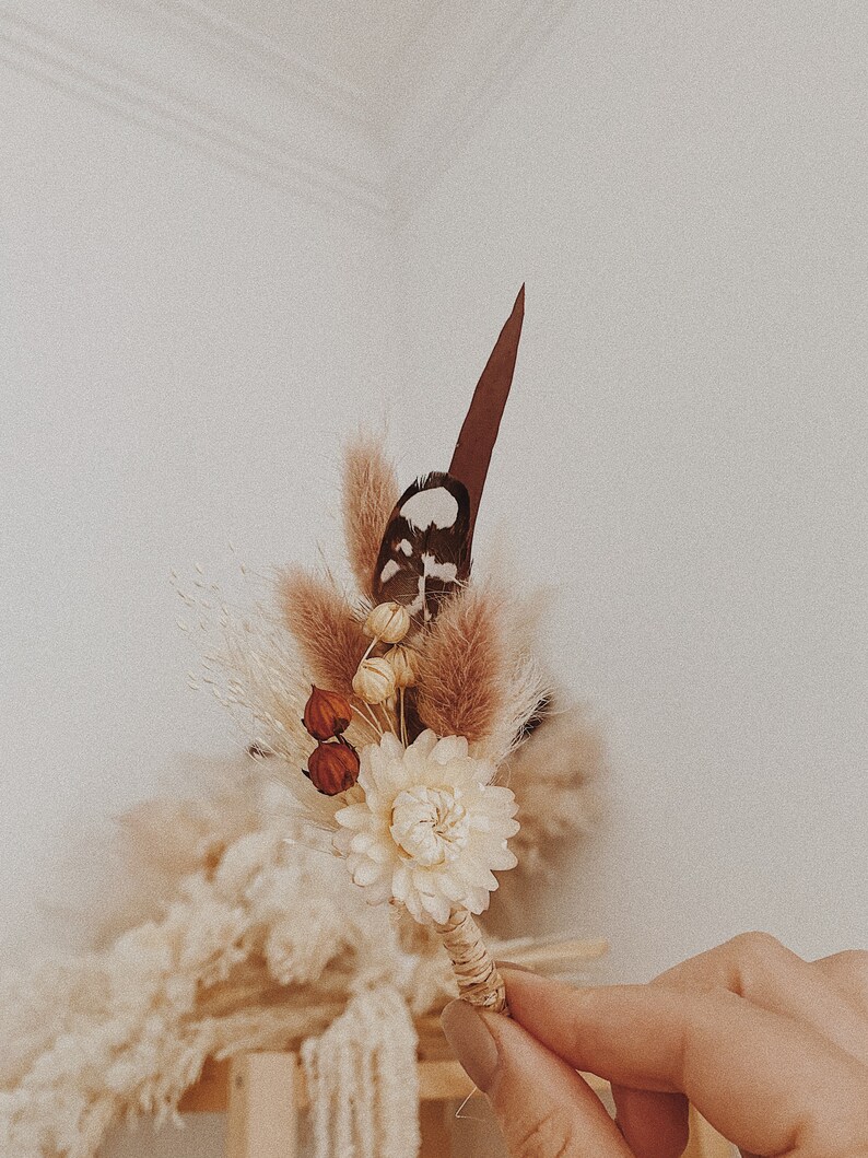 Groom Boutonniere with Feathers and Dried Flowers, Boho Wedding Floral Pin for Men imagen 5