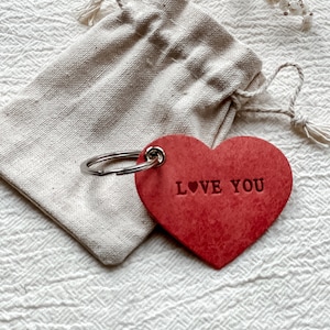 Portachiavi a forma di cuore in pelle, regalo per la festa della mamma, portachiavi in pelle personalizzato, regali per lei e per lui, regalo personalizzato, fatto a mano nel Regno Unito