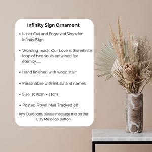 Puede incluir: Un adorno de madera en forma de signo de infinito con el texto "Our Love is the infinite loop of two souls entwined for eternity..." grabado en &eacute;l. El letrero est&aacute; acabado a mano con tinte de madera y mide 10,5 cm por 21 cm.
