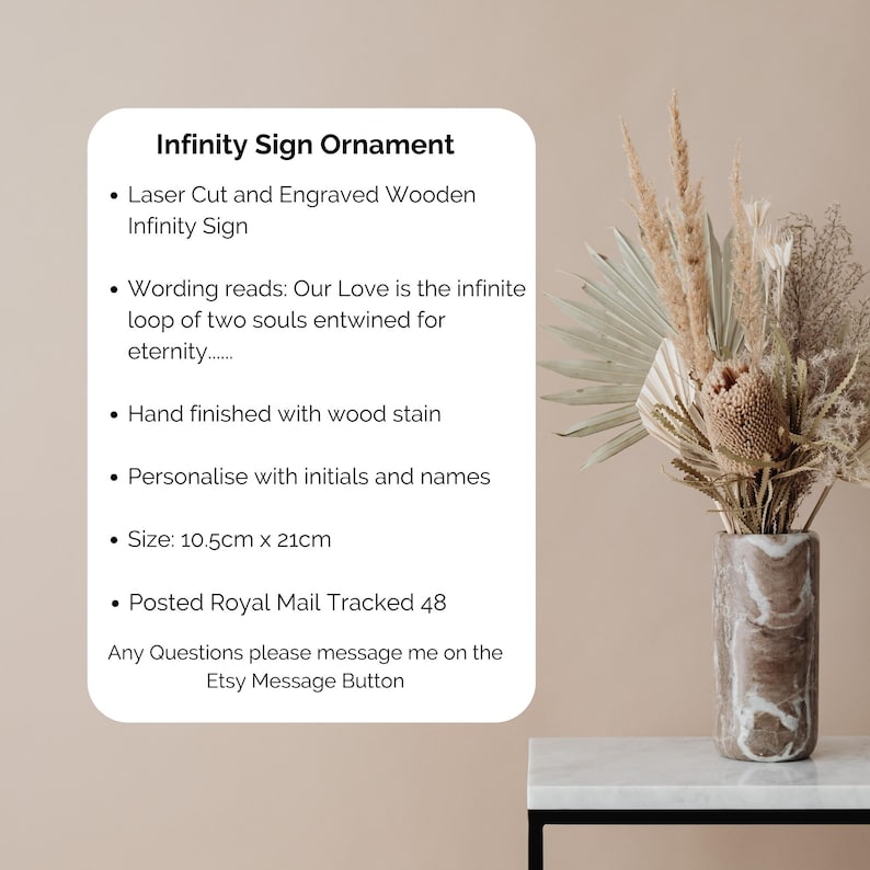 Puede incluir: Un adorno de madera en forma de signo de infinito con el texto "Our Love is the infinite loop of two souls entwined for eternity..." grabado en &eacute;l. El letrero est&aacute; acabado a mano con tinte de madera y mide 10,5 cm por 21 cm.