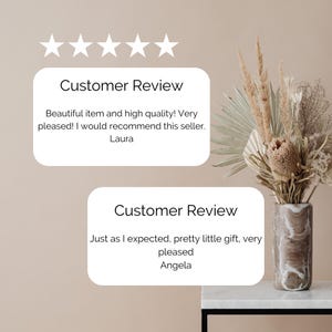 Puede incluir: Dos rese&ntilde;as de clientes con cinco estrellas y el texto "Customer Review". La primera rese&ntilde;a dice "&iexcl;Art&iacute;culo precioso y de alta calidad! &iexcl;Muy contenta! Recomiendo a este vendedor. Laura". La segunda rese&ntilde;a dice "Tal y como esperaba, un bonito regalo peque&ntilde;o, muy contenta. Angela".