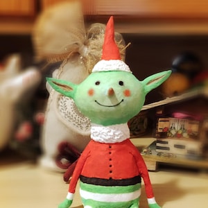Soprammobile Elfo di Natale in cartapesta, Decorazione Natalizia per la casa, Scultura in cartapesta modellata e dipinta a mano