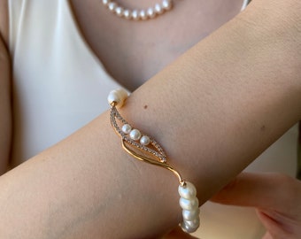 14K Gold Freshwater Pearl Bracelet: Dainty Three-Pearl Design