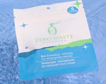 Può includere: Una bustina bianca con accenti blu e un logo che dice "Zero Waste Cleaning". La bustina contiene 4 pastiglie per un detergente multiuso. Il testo "Eco-friendly refills for all purpose cleaner... Recharges écologiques de nettoyant tout usage" è stampato sulla bustina.
