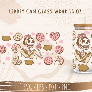 Puede incluir: Un vaso de vidrio transparente con tapa de madera y una pajita. El vaso está decorado con un patrón rosa y marrón de calaveras de azúcar, corazones y pasteles. El texto "LIBBEY CAN GLASS WRAP 16 OZ" está impreso en la parte superior de la imagen.