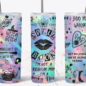 Puede incluir: Tres vasos de acero inoxidable con un fondo hologr&aacute;fico iridiscente y dise&ntilde;os gr&aacute;ficos en blanco y negro. Los dise&ntilde;os incluyen una bruja, un libro de hechizos y un coraz&oacute;n con una bola de cristal en su interior. Los vasos tienen el texto "Witch Bitch", "Spell Book" y "Boo You Whore".