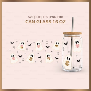 Op de afbeelding: Een glazen beker van 473 ml met een rietje en een houten deksel. De beker is versierd met een patroon van witte geesten die harten, sterren en halve manen vasthouden. De geesten zijn met goud omrand.  SVG | DXF | EPS | PNG VOOR GLAS 473 ML