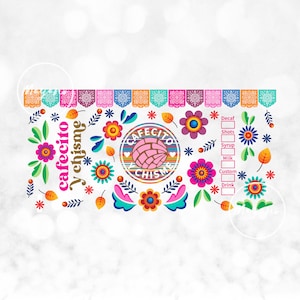 K&ouml;nnte beinhalten: Eine bunte Illustration einer Kaffeetasse mit dem Text "Cafecito y chisme" und einem dekorativen Rand aus Blumen und Bl&auml;ttern. Der Text "Decaf, Shots, Syrup, Milk, Custom, Drink" ist in einer Spalte auf der rechten Seite des Bildes aufgelistet.