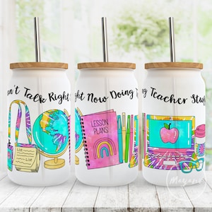 Puede incluir: Tres vasos blancos con tapa de madera y una pajita de acero inoxidable. Los vasos presentan un fondo tie-dye con diferentes ilustraciones sobre el tema de la enseñanza. El primer vaso dice "Can't Talk Right Now Doing Teacher Stuff". El segundo vaso dice "Lesson Plans". El tercer vaso dice "Teacher Stuff".