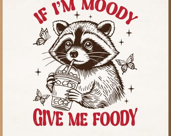 Puede incluir: Una ilustración en blanco y negro de un mapache bebiendo de una taza con una pajita. El mapache está rodeado de estrellas y mariposas. El texto "If I'm Moody Give Me Foody" está escrito en letras rojas arriba y abajo del mapache. El texto "DXF - EPS - SVG - PNG" está escrito en letras negras debajo del mapache.