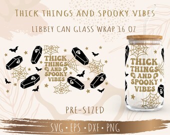 Puede incluir: Un envoltorio de vidrio predimensionado de 473 ml con un diseño espeluznante con texto dorado que dice "Thick Things and Spooky Vibes". El diseño incluye ataúdes negros, murciélagos y telarañas.