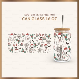 K&ouml;nnte beinhalten: Ein 473 ml transparentes Glas mit einem Holzdeckel und einem Edelstahlstrohhalm. Das Glas ist mit einem Muster aus Geistern verziert, die Weihnachtsm&uuml;tzen und Rentiergeweihe tragen, sowie mit Stechpalmen, Schneeflocken, Flederm&auml;usen und Spinnweben. Der Text "SVG | DXF | EPS | PNG F&Uuml;R GLAS 473 ML" ist oben im Bild gedruckt.