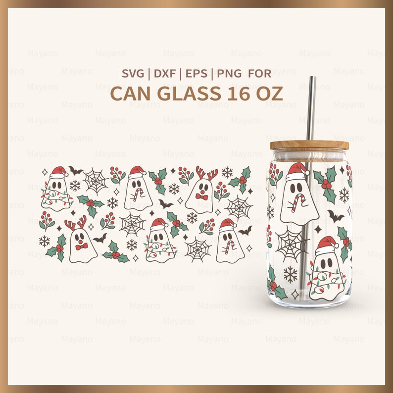 K&ouml;nnte beinhalten: Ein 473 ml transparentes Glas mit einem Holzdeckel und einem Edelstahlstrohhalm. Das Glas ist mit einem Muster aus Geistern verziert, die Weihnachtsm&uuml;tzen und Rentiergeweihe tragen, sowie mit Stechpalmen, Schneeflocken, Flederm&auml;usen und Spinnweben. Der Text "SVG | DXF | EPS | PNG F&Uuml;R GLAS 473 ML" ist oben im Bild gedruckt.