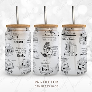 Puede incluir: Un vaso de cristal en forma de lata blanco de 16 onzas con un diseño en blanco y negro que presenta citas sobre libros y café. El vaso de cristal en forma de lata tiene una tapa de madera y una pajita transparente.