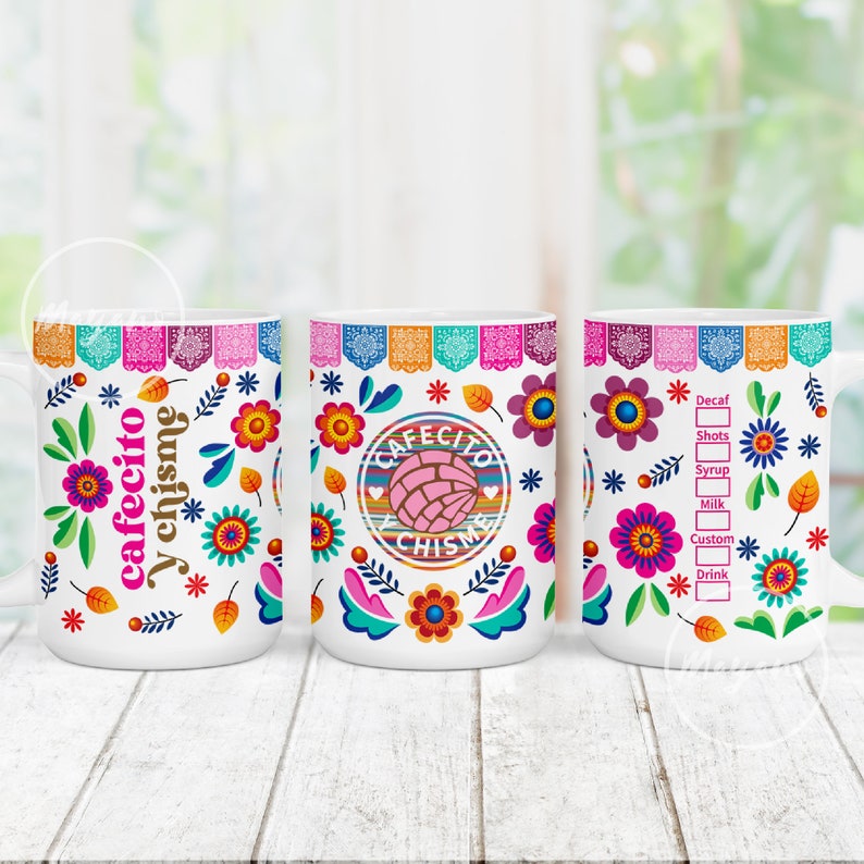 K&ouml;nnte beinhalten: Drei wei&szlig;e Keramikbecher mit farbenfrohen, mexikanisch inspirierten Designs. Die Becher zeigen Blumenmuster, ein Geb&auml;ck und den Text "cafecito y chisme". Ein Becher hat eine Checkliste f&uuml;r Kaffee-Bestellungen, darunter entkoffeiniert, Shots, Sirup, Milch und individuelles Getr&auml;nk.