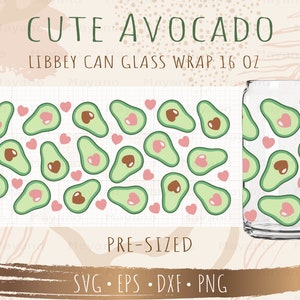 Puede incluir: Un envoltorio para lata de 473 ml predimensionado con un patrón de aguacates verdes con semillas marrones y corazones rosas. El texto "CUTE AVOCADO LIBBEY CAN GLASS WRAP 16 OZ" está en la parte superior de la imagen. El texto "PRE-SIZED" está en la parte inferior de la imagen. El texto "SVG EPS DXF PNG" está en la parte inferior de la imagen.