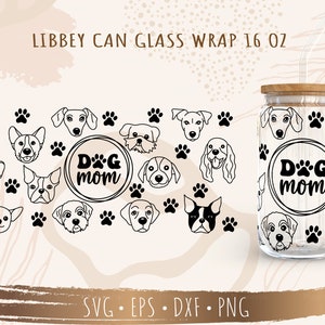 Peut inclure: Un design noir et blanc repr&eacute;sentant diff&eacute;rentes races de chiens et des empreintes de pattes. Le design est sur une canette en verre transparente avec un couvercle en bois et une paille. Le texte "Dog Mom" est dans un cercle avec des empreintes de pattes. Le texte "Libbey Can Glass Wrap 16 oz" est en haut de l'image. Le texte "SVG - EPS - DXF - PNG" est en bas de l'image.