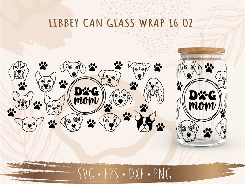 Peut inclure: Un design noir et blanc repr&eacute;sentant diff&eacute;rentes races de chiens et des empreintes de pattes. Le design est sur une canette en verre transparente avec un couvercle en bois et une paille. Le texte "Dog Mom" est dans un cercle avec des empreintes de pattes. Le texte "Libbey Can Glass Wrap 16 oz" est en haut de l'image. Le texte "SVG - EPS - DXF - PNG" est en bas de l'image.