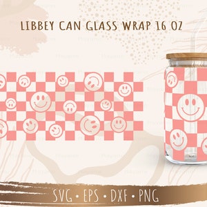 Op de afbeelding: Een roze en wit geruit patroon met smiley-gezichten op een 473 ml glazen blikverpakking. De tekst "LIBBEY CAN GLASS WRAP 16 OZ" staat bovenaan de afbeelding. De tekst "SVG. EPS. DXF. PNG" staat onderaan de afbeelding.