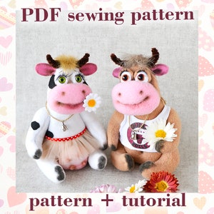 Pode incluir: Padrão de costura PDF para dois brinquedos de pelúcia de vaca. Uma vaca é branca com manchas pretas e um tutu rosa, a outra é marrom com uma camiseta branca que diz "Chic Bulls". Ambas as vacas têm o nariz rosa e os olhos castanhos.