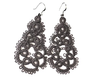 Pendientes largos grises de ganchillo hechos a mano de algodón con encaje, joyería textil, regalo para mujer