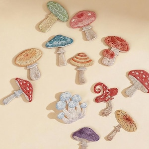 Può includere: Un set di tre tazze in ceramica con finitura opaca e macchiettata. Le tazze sono nei toni del crema, grigio chiaro e grigio scuro. Ogni tazza ha un design semplice e minimalista e un manico arrotondato.