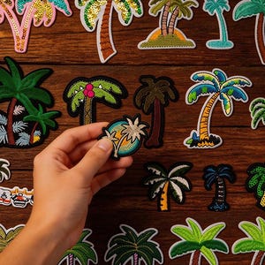 Op de afbeelding: Een verzameling geborduurde palmboompatches in verschillende ontwerpen en kleuren, waaronder groen, bruin en geel. Sommige patches hebben pailletten. Het woord "Longancraft" staat bovenaan de afbeelding.