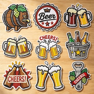 Peut inclure: Un ensemble de neuf écussons brodés représentant des motifs sur le thème de la bière, incluant des tonneaux en bois, des chopes, des bouteilles dans un seau et des décapsuleurs. Certains portent l'inscription "Beer" ou "CHEERS!".