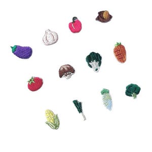 Peut inclure: Écussons brodés de divers légumes, dont un aubergine violette, une tomate rouge et un brocoli vert. Les écussons sont colorés et détaillés, avec le texte "Longancraft" en haut. Idéal pour les vêtements ou les projets d'artisanat.