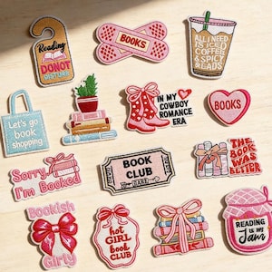 Op de afbeelding: Een verzameling geborduurde patches met boekthema's, waaronder een deurhanger, ijskoffiebeker, cowboylaarzen, hart, draagtas en stapels boeken met teksten zoals Reading, Books, Book Club en The Book Was Better.