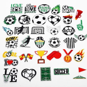 Peut inclure: Un assortiment d'écussons sur le thème du football, avec des ballons, des buts, des drapeaux et des textes tels que "GOAL!" et "SOCCER." Les écussons présentent des couleurs comme le vert, le blanc, le rouge et le jaune. La marque "Longancraft" est en haut.