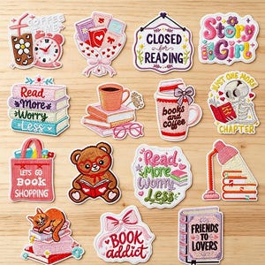 Peut inclure: Une collection de quatorze écussons brodés sur le thème des livres, incluant un squelette qui lit, un ours en peluche à lunettes, des piles de livres, des tasses de café et des textes comme 'Read More Worry Less', 'Book Addict' et 'Friends to Lovers'.