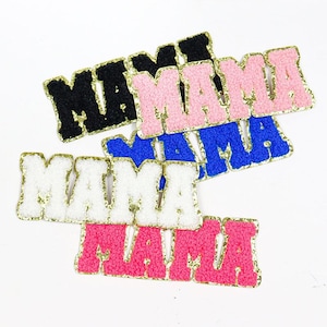 Può includere: Cinque toppe da stirare che compongono la parola "MAMA" in diversi colori: nero, rosa, blu, bianco e rosa acceso. Ogni toppa ha un contorno di glitter dorato.