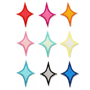 Può includere: Nove toppe ricamate a forma di stella in vari colori, tra cui rosso, rosa, arancione, rosa chiaro, turchese, giallo, azzurro, nero e blu. Il testo "Longancraft" è visualizzato in alto.
