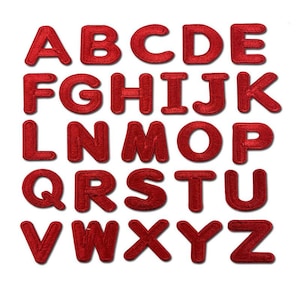 Può includere: Lettere dell'alfabeto in feltro rosso per progetti di artigianato e cucito. Le lettere sono maiuscole e sono alte circa 2,5 cm.
