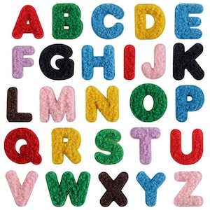 Op de afbeelding: Een set van 26 kleurrijke, pluche viltletters, elke letter heeft een andere kleur. De letters zijn alfabetisch gerangschikt. De letters zijn perfect voor knutselprojecten, educatieve activiteiten en meer.