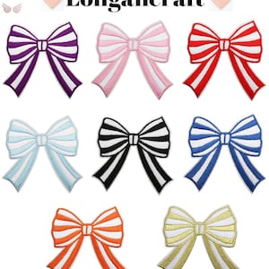 Op de afbeelding: Een verzameling geborduurde strikpatches in diverse kleuren, waaronder paars, roze, rood, lichtblauw, zwart, blauw, oranje en goud. Elke strik heeft een gestreept ontwerp en een witte omlijning. De tekst "Longancraft" staat bovenaan.