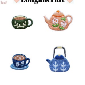 Pode incluir: Patches bordados com desenhos temáticos de chá. Inclui uma chávena verde com detalhes florais brancos, uma chaleira pêssego com flores brancas, uma chávena azul com um pires e uma chaleira azul. O texto "Longancraft" está no topo.