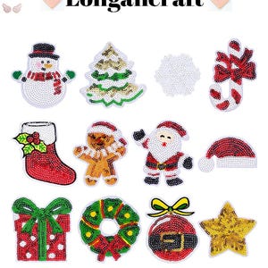 Può includere: Una collezione di decorazioni natalizie, tra cui un pupazzo di neve, un albero di Natale, un fiocco di neve, un bastoncino di zucchero, una calza, un omino di pan di zenzero, Babbo Natale, un cappello di Babbo Natale, un pacco regalo, una ghirlanda, una palla e una stella. Il testo "Longancraft" è in alto.