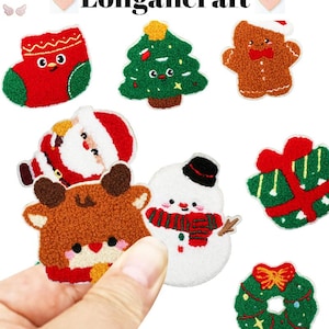 Può includere: Una collezione di toppe ricamate a tema natalizio. Le toppe includono una calza rossa, un albero di Natale verde, un omino di pan di zenzero, Babbo Natale, una renna, un pupazzo di neve, un regalo confezionato e una ghirlanda. Il testo "Longancraft" è in alto.