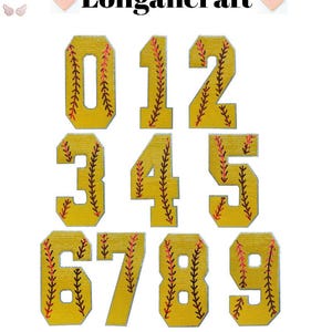 Pode incluir: Um conjunto de números de tecido amarelo, de 0 a 9, com costuras em estilo baseball em vermelho e castanho. Os números estão em uma fonte de bloco e são provavelmente destinados a roupas esportivas ou artesanato. A marca "Longancraft" está no topo.