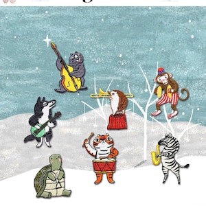 Puede incluir: Un conjunto de siete parches bordados para planchar que representan a varios animales tocando instrumentos musicales. Los animales incluyen un lobo, un gato, una tortuga, un erizo, un mono, una cebra y un oso. Los instrumentos incluyen una guitarra, una batería, un trombón, un pandero, un saxofón y un contrabajo.