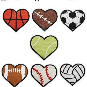 Peut inclure: Ensemble de six patchs brodés thermocollants en forme de cœur, chacun représentant un sport différent : basket-ball, football américain, football, tennis, baseball et volley-ball.