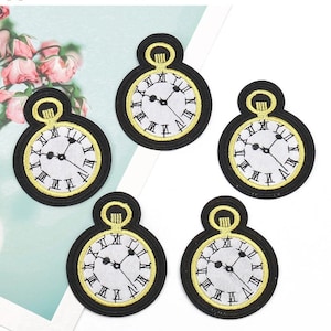 Puede incluir: Conjunto de cinco parches de planchado bordados en negro y dorado con un diseño de reloj de bolsillo con esferas de reloj en números romanos.