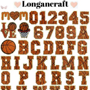 Può includere: Un set di toppe da stirare con le lettere dell'alfabeto e i numeri da 0 a 9. Ogni lettera e ogni numero è progettato per assomigliare a un pallone da basket con cuciture marroni e dorate.